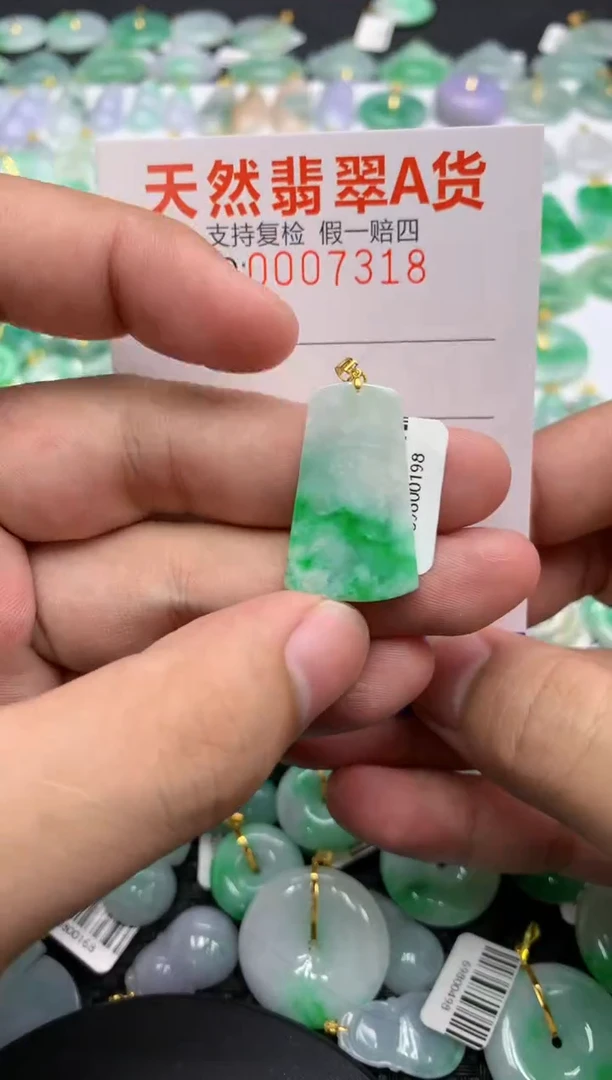 翡翠18K金镶嵌颈饰11111111111