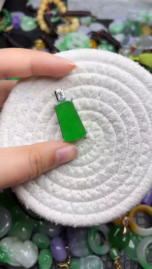 颈饰未镶嵌翡翠缅甸翡翠吊坠