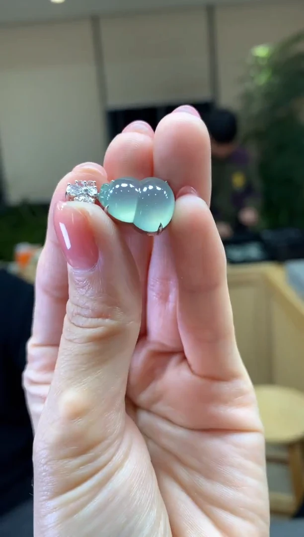 颈饰18K金镶嵌翡翠|不退不换