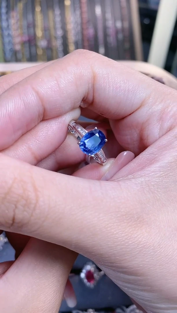 蓝宝石戒指18K金镶嵌·