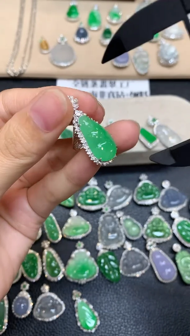 颈饰18K金镶嵌翡翠福豆【无服务费