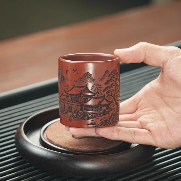 宜兴原矿大红袍手工刻绘观山紫砂主人杯 GCL