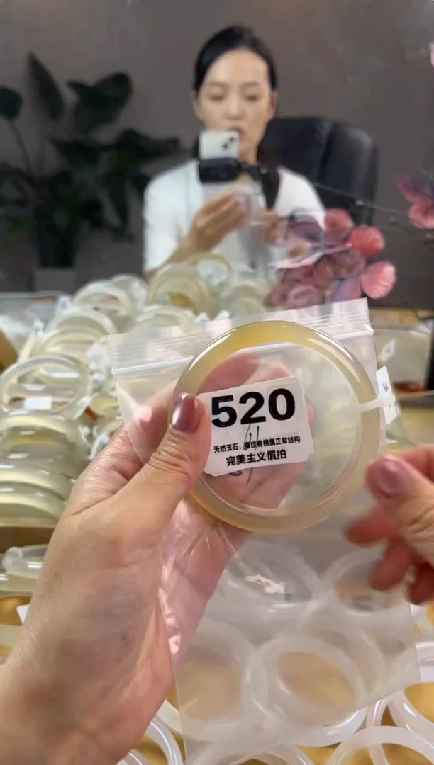 玛瑙/玉髓手镯未镶嵌520