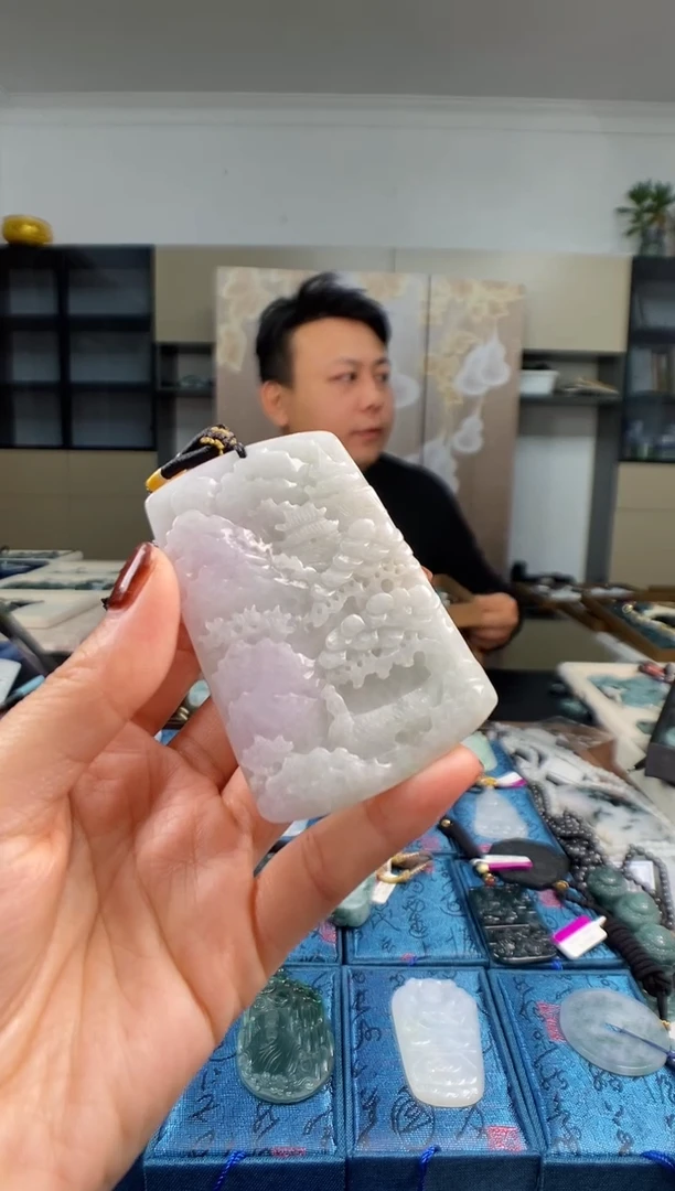 颈饰未镶嵌翡翠  多样性发其一