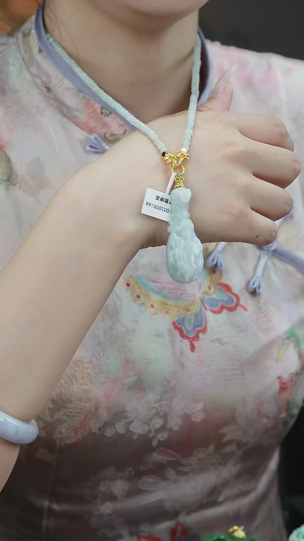 翡翠未镶嵌吊坠(赠链)64