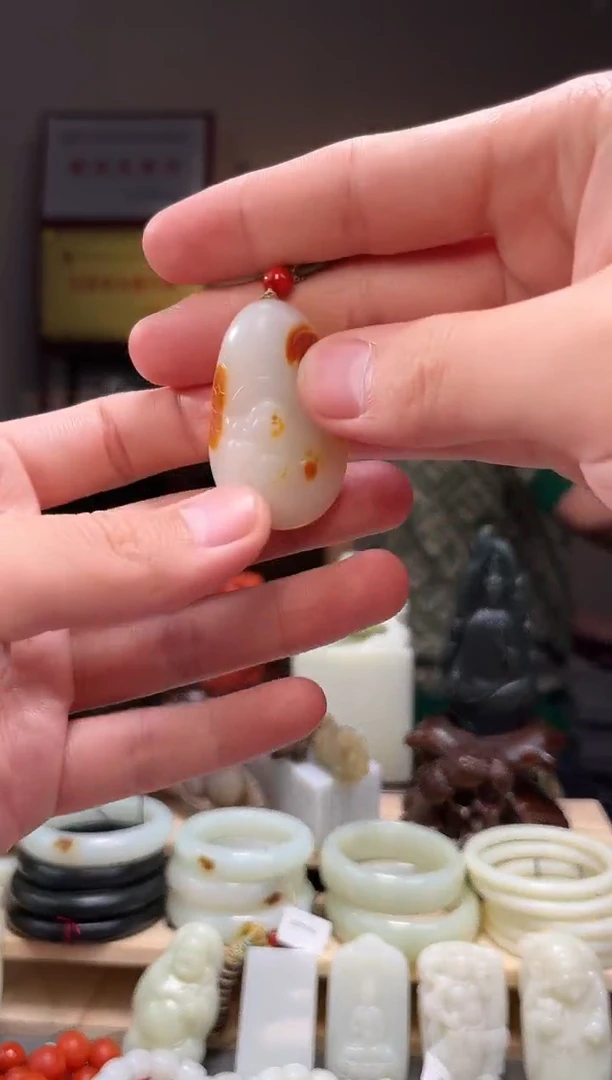 颈饰未镶嵌和田玉吊坠