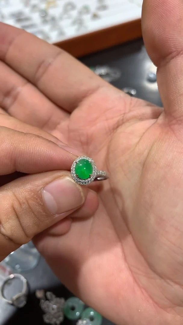 18K金镶嵌戒指翡翠老郭珠宝