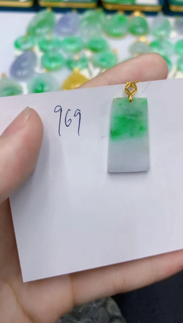 颈饰18K金镶嵌翡翠 翡翠