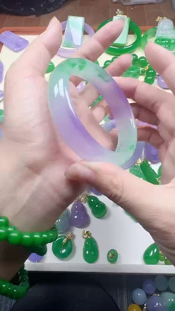 颈饰未镶嵌翡翠春彩 手镯