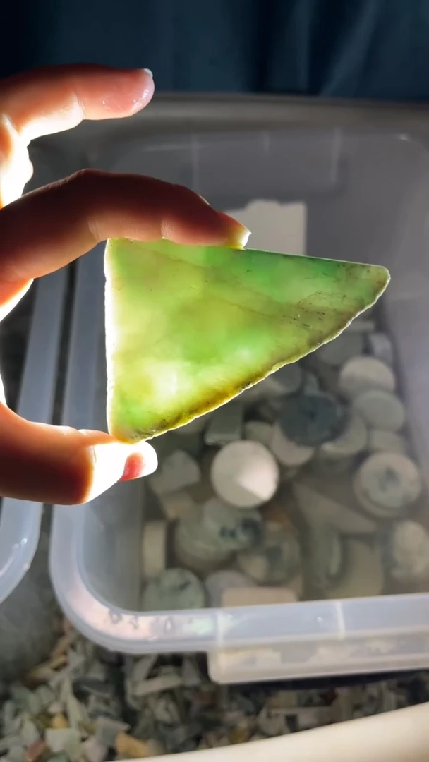 翡翠挂件未镶嵌翡翠