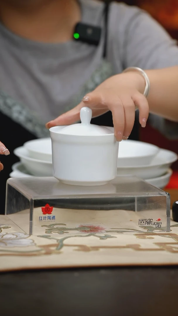 1个微瑕白胎高炖盅（带盖）（无底款）