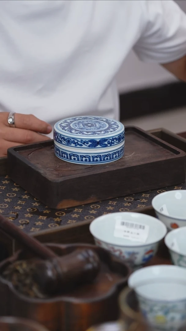 青花缠枝莲印泥盒