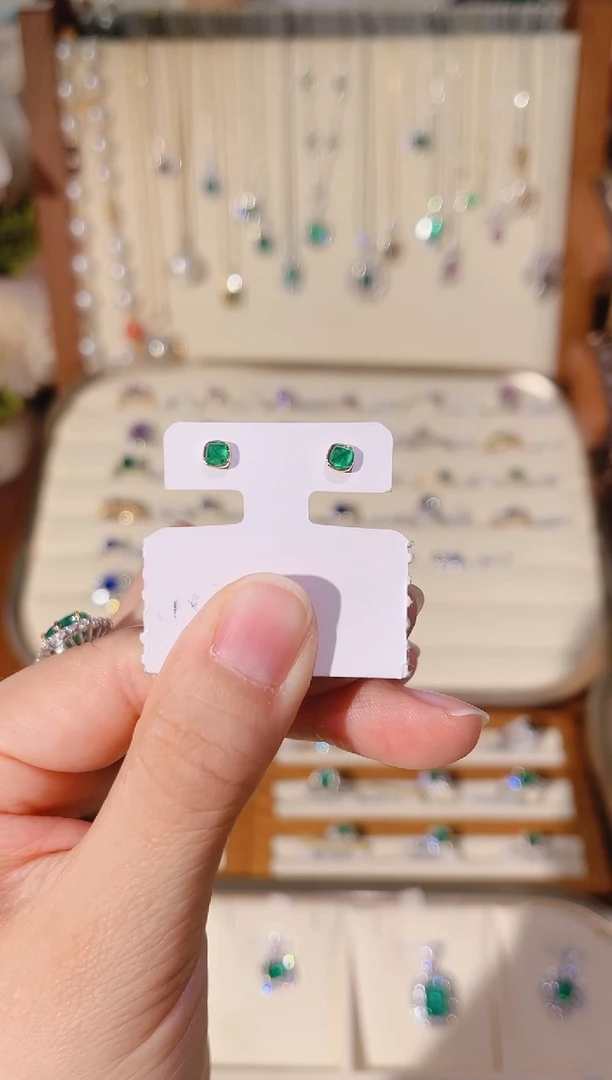 18K金镶嵌耳钉祖母绿祖母绿糖塔耳钉