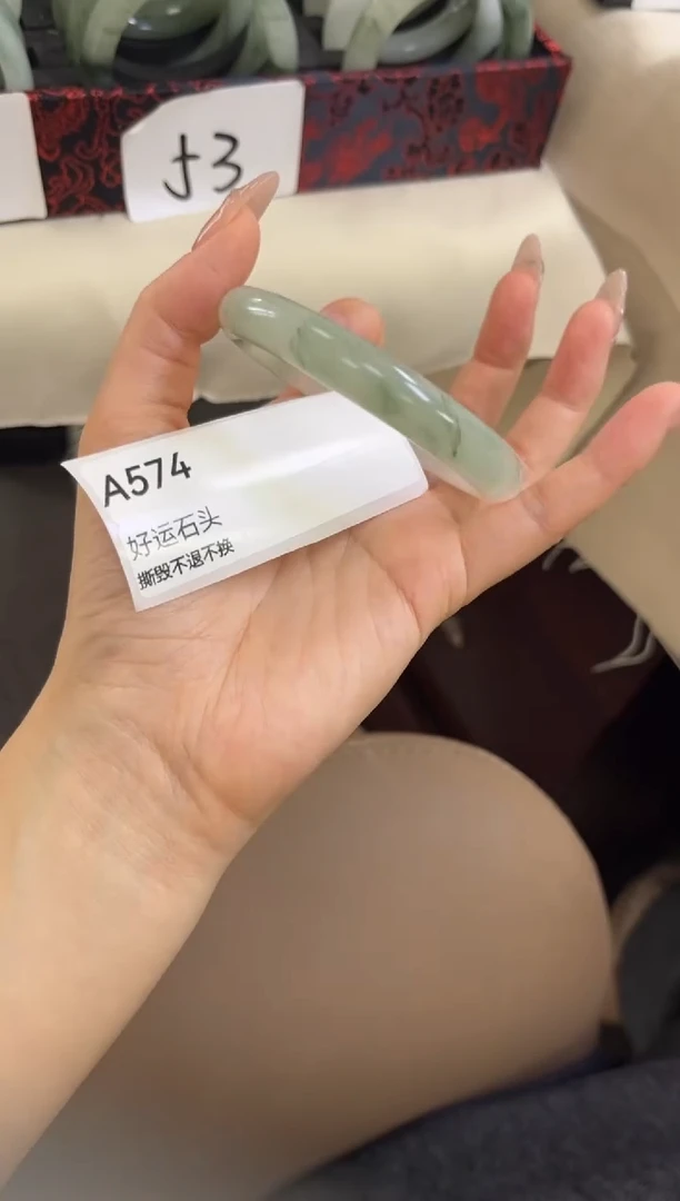 未镶嵌手镯石英质玉a574