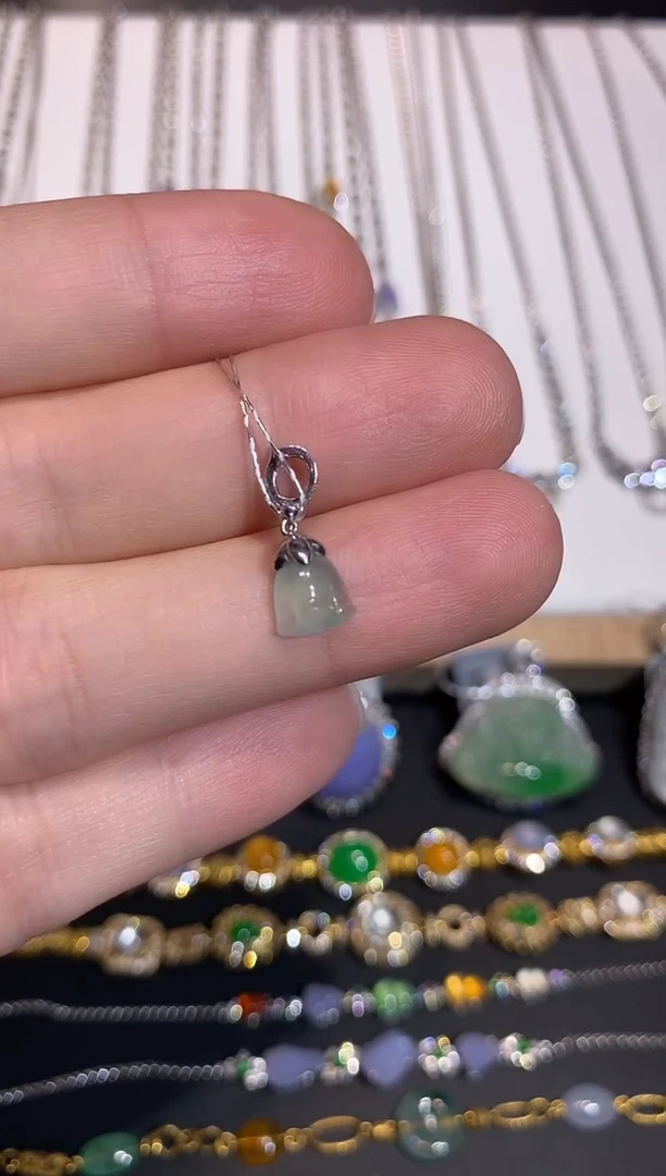 颈饰18K金镶嵌翡翠吊坠