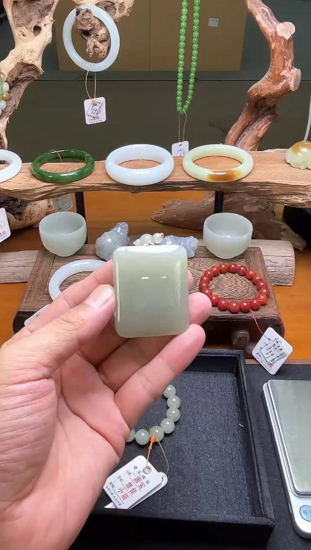吊坠(不含链)未镶嵌和田玉且末青白 无事牌
