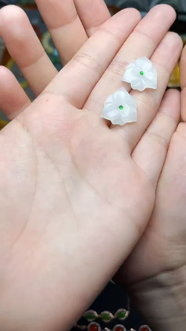 18K金镶嵌和田玉耳饰花花耳钉 06