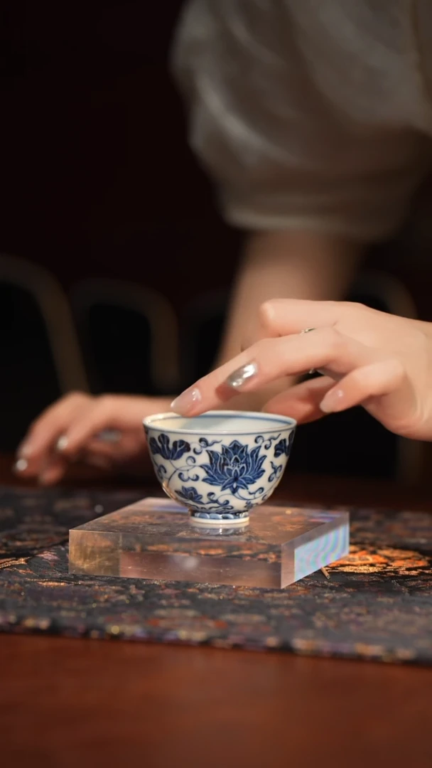 Q立勤堂青花缠枝莲杯