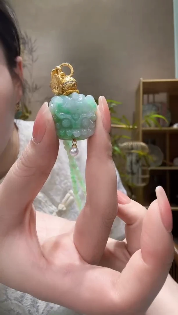 翡翠未镶嵌颈饰吊坠