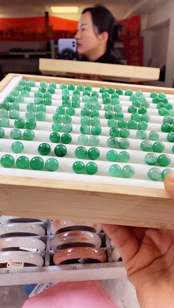 未镶嵌石英质玉（非洲翠）耳钉1