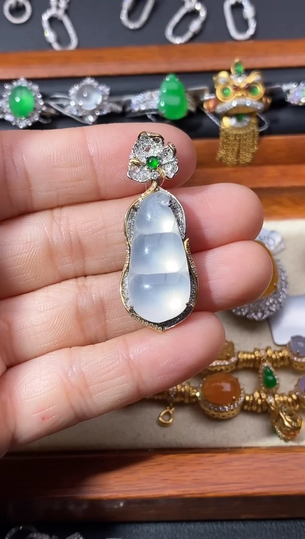 颈饰18K金镶嵌翡翠吊坠