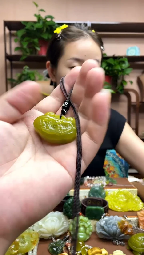 未镶嵌岫玉吊坠多样性发货发其中之一