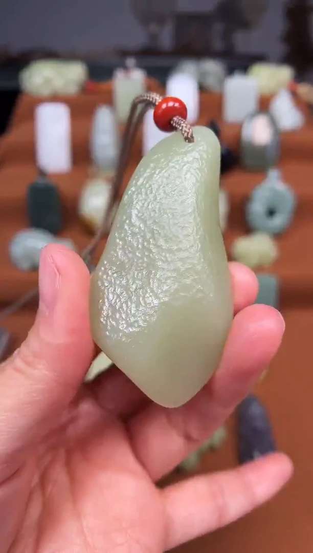 颈饰未镶嵌和田玉随形