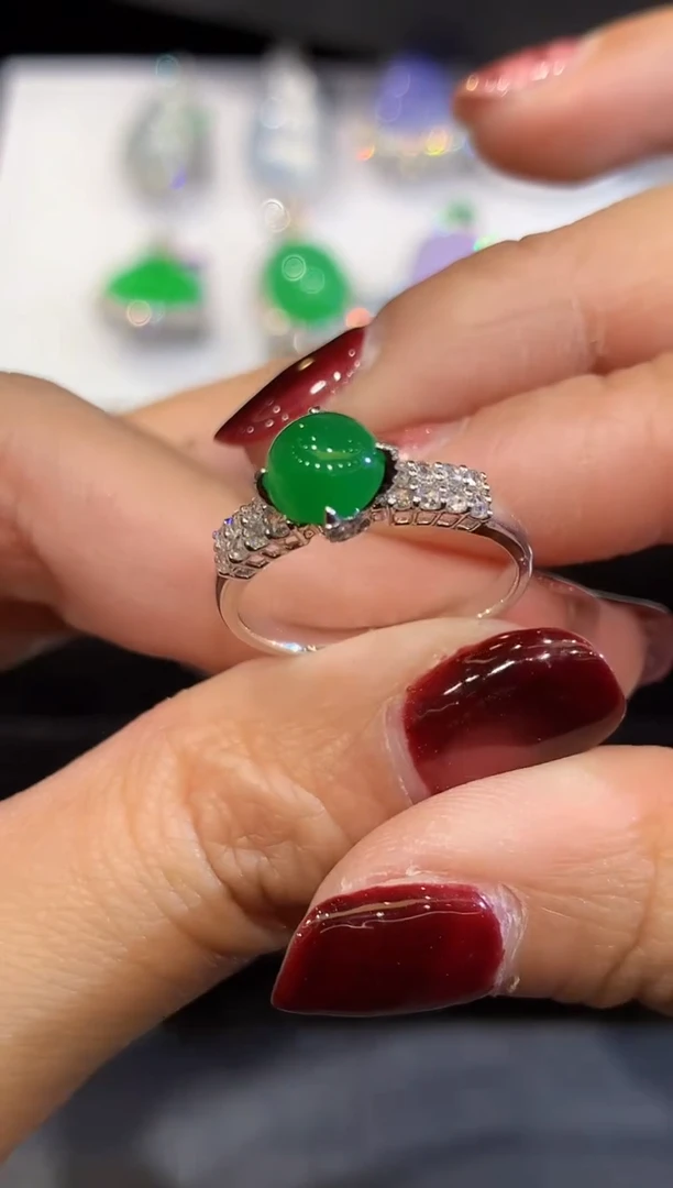 18K金镶嵌戒指翡翠多样性发其一