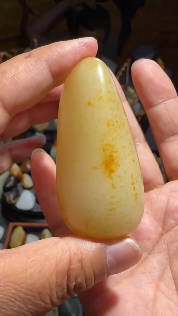 和田玉未镶嵌吊坠(不含链)67.5克