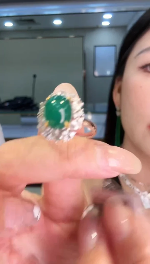 18K金镶嵌项链祖母绿3.60ct