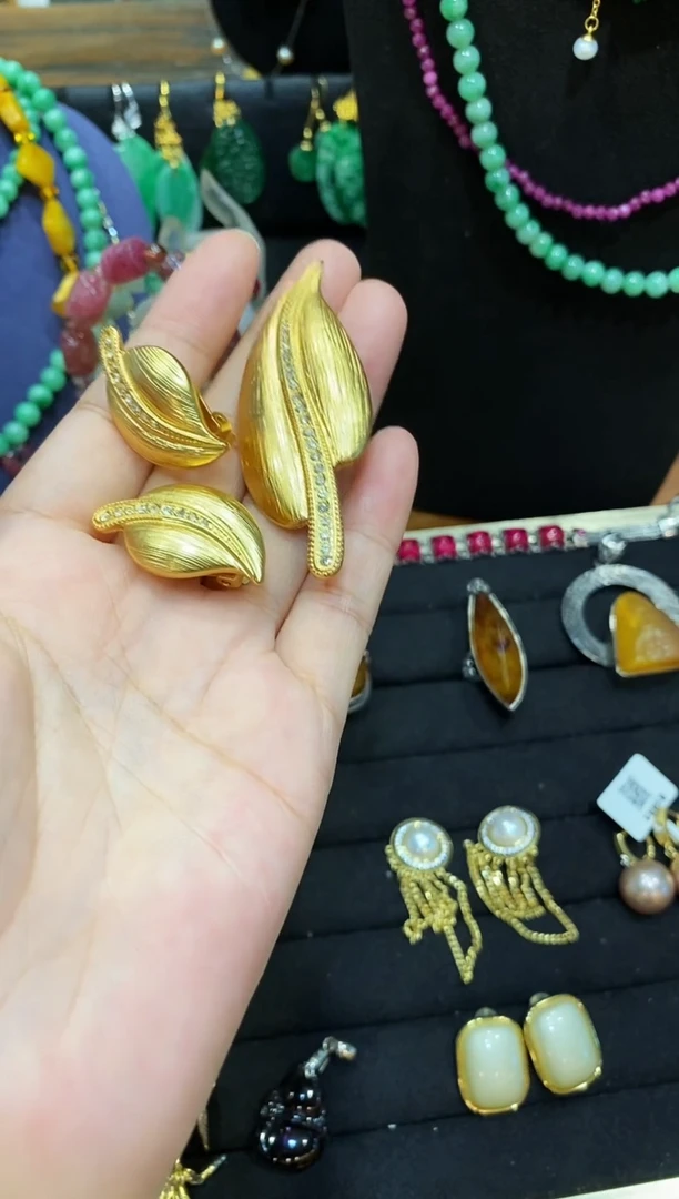 无非金属叶子胸针