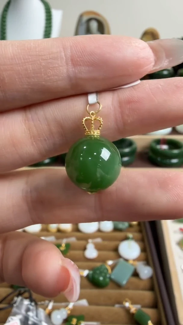 颈饰18K金镶嵌和田玉挂件