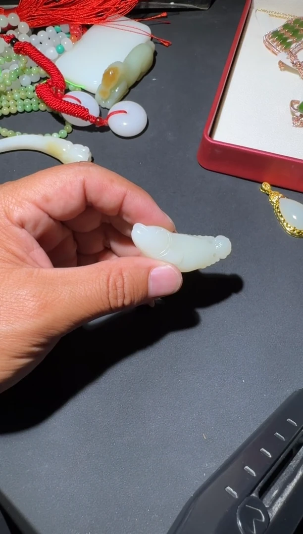 未镶嵌和田玉（糖玉）挂件和田玉