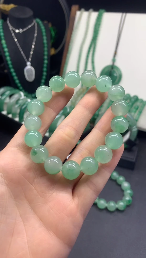 未镶嵌手串石英质玉（非洲翠）晴底卡12珠串（放漏）