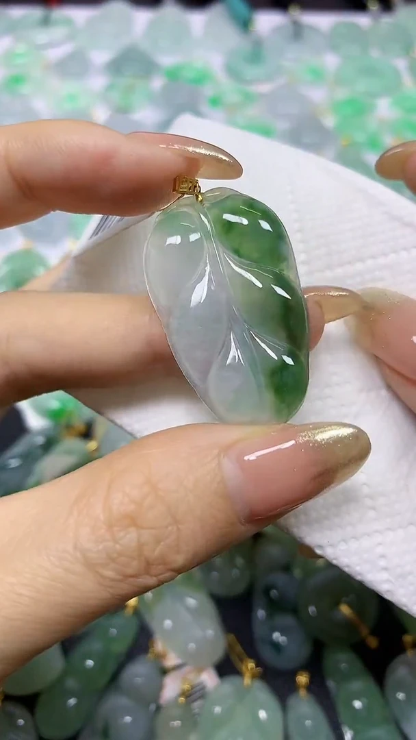 颈饰18K金镶嵌翡翠A货