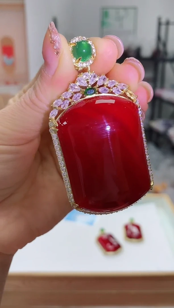 未镶嵌颈饰玛瑙/玉髓鸽血红无事牌