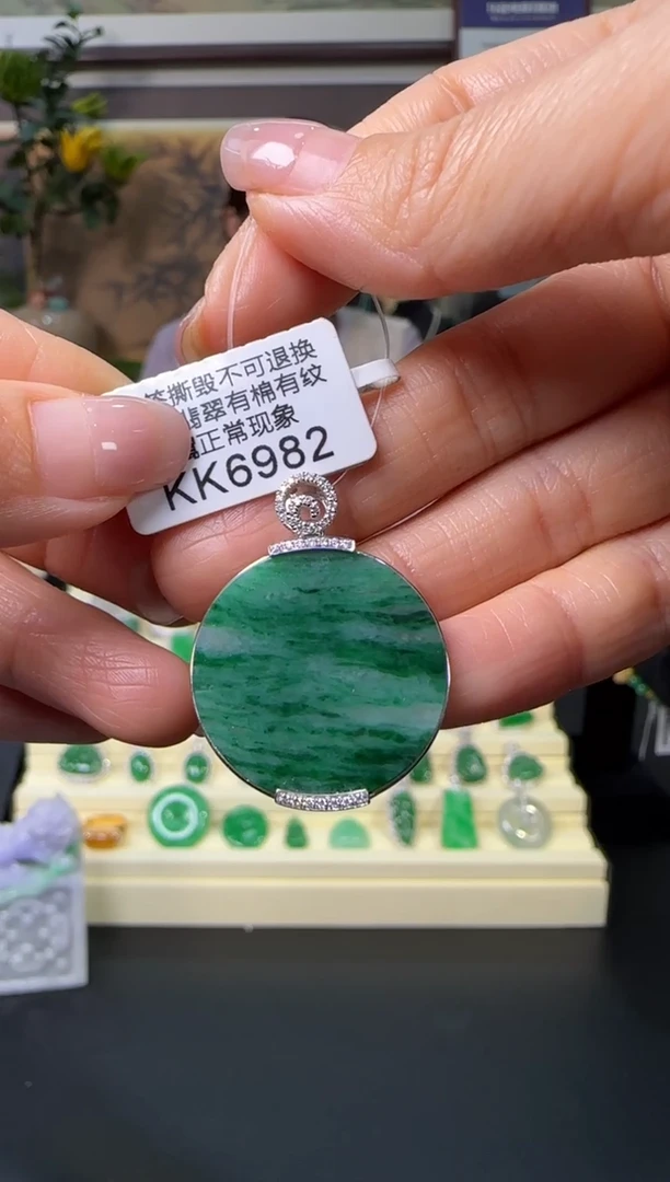 颈饰18K金镶嵌翡翠KK6982   无事牌