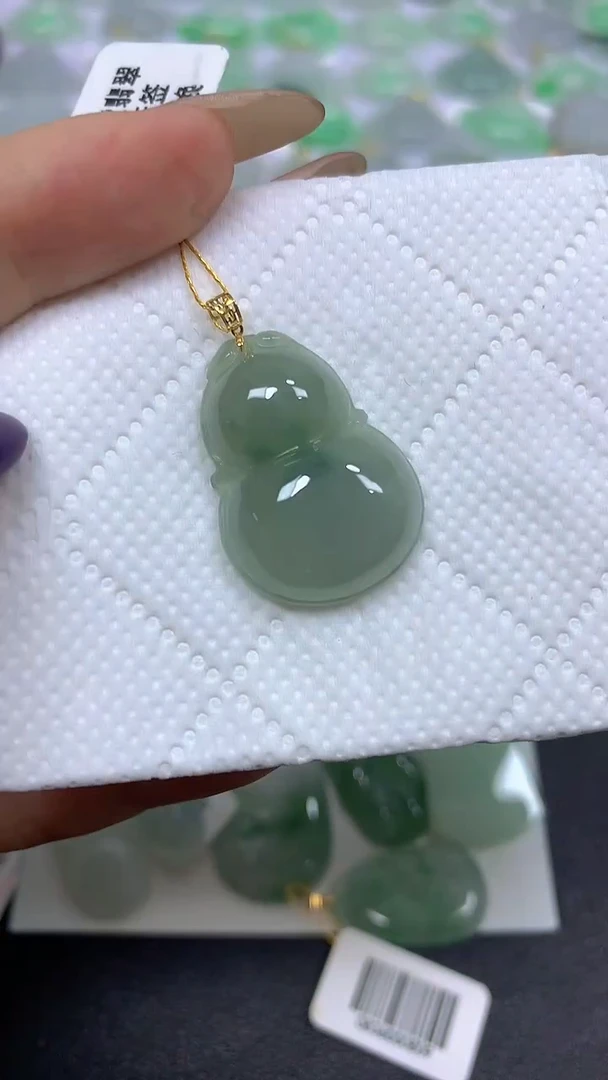 颈饰18K金镶嵌翡翠