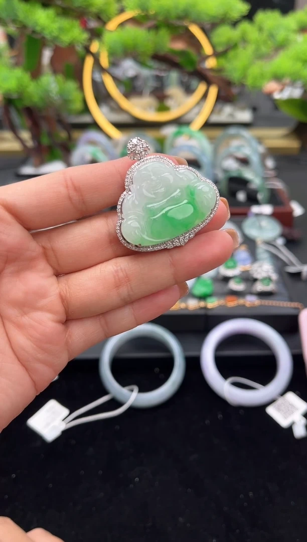 颈饰18K金镶嵌翡翠吊坠