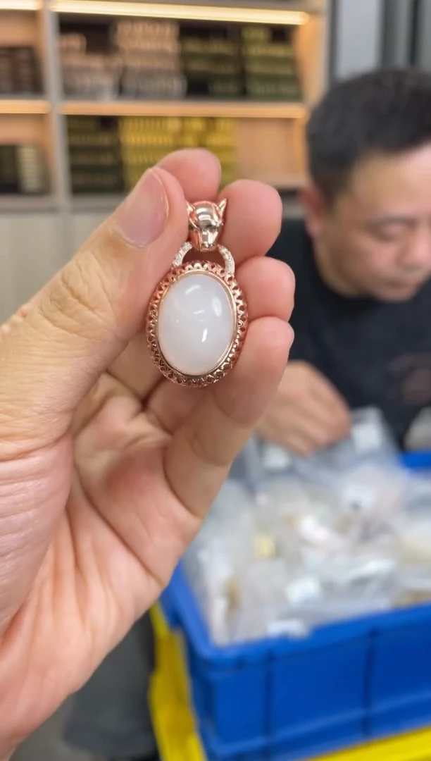 和田玉未镶嵌颈饰多样性发一件