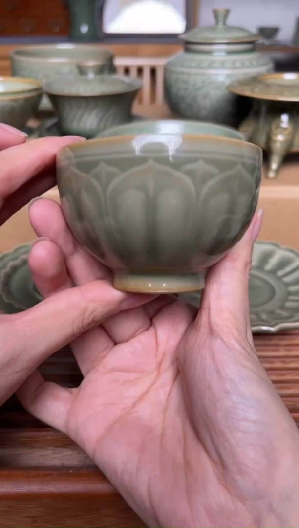 瓷器橄榄绿莲瓣禅定杯