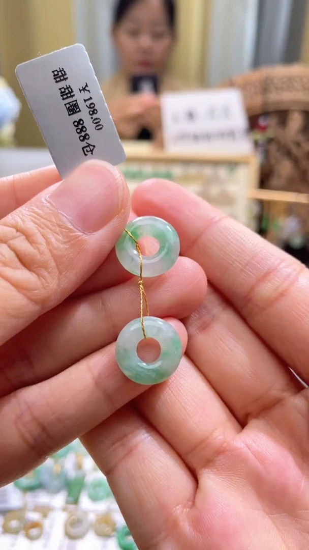 翡翠未镶嵌颈饰甜甜圈