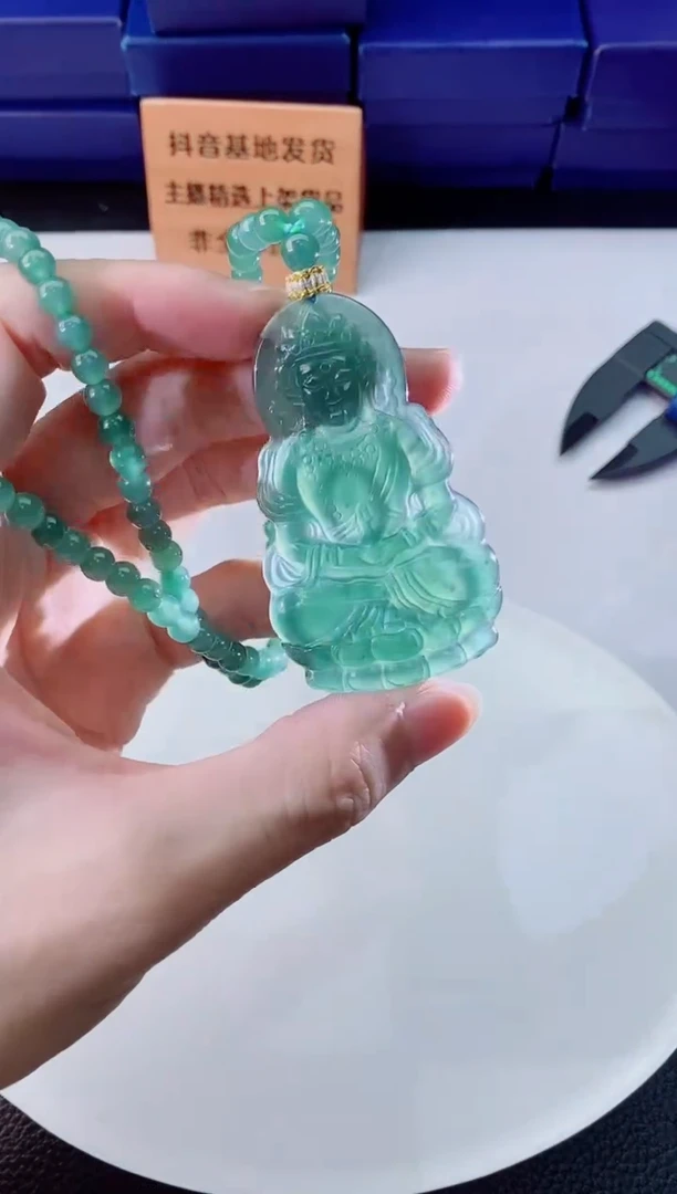 翡翠未镶嵌颈饰        ·