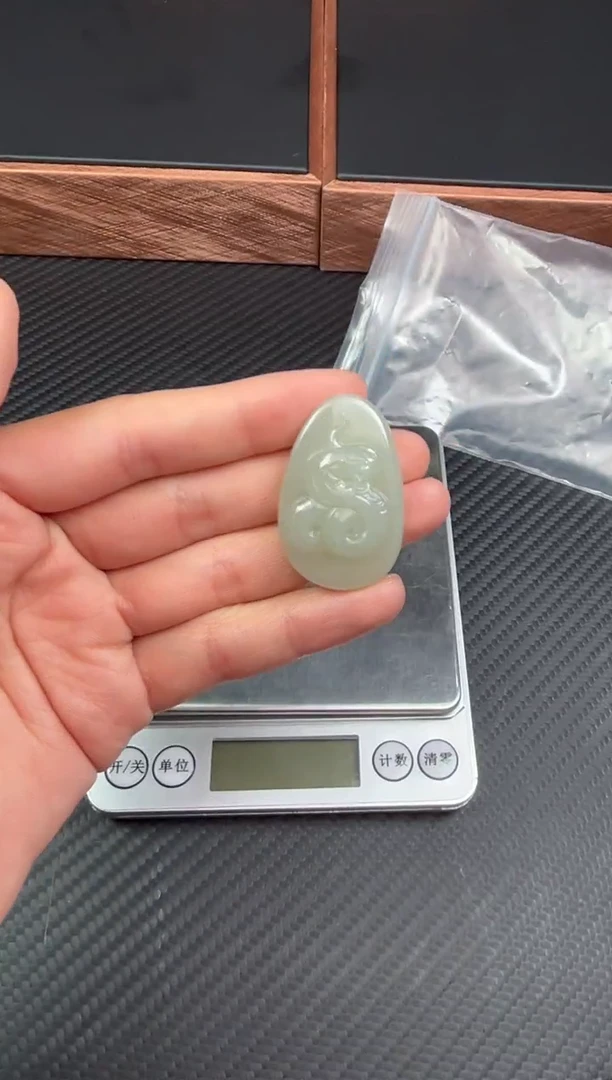【闪购商品】和田玉吊坠(赠链)未镶嵌且末微色差近矿