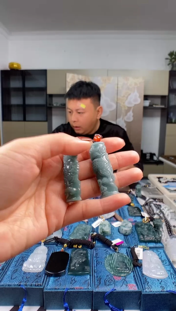 颈饰未镶嵌翡翠   多样性发其一