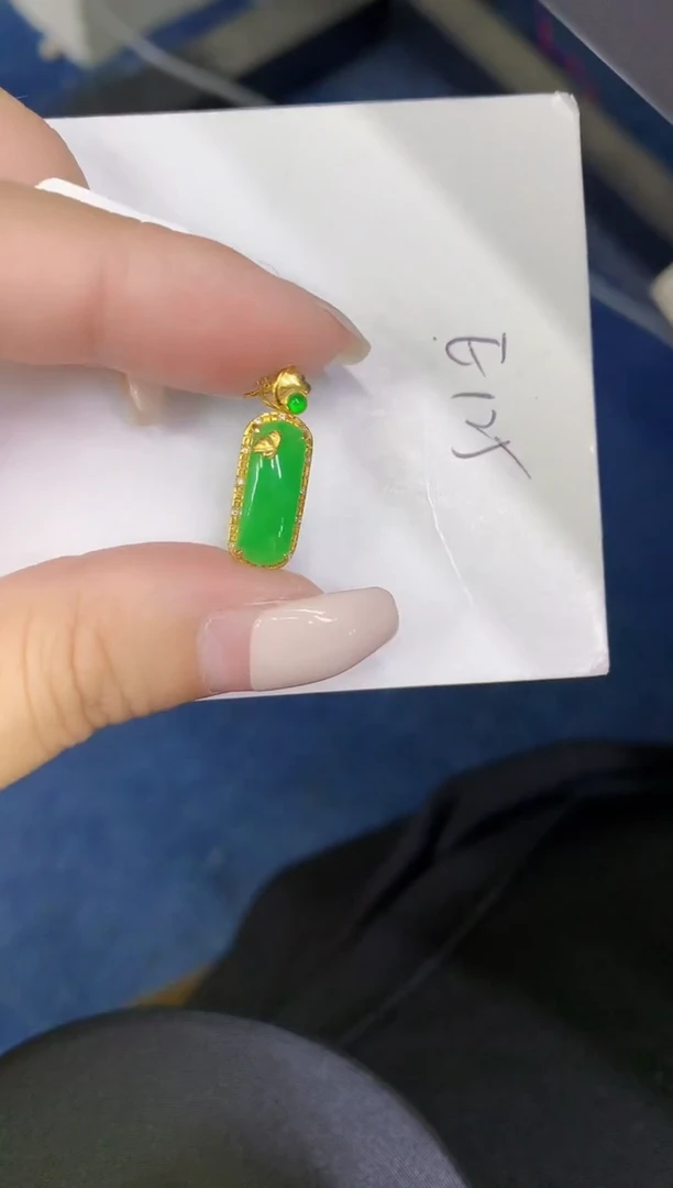 颈饰18K金镶嵌翡翠缅甸天然翡翠A货