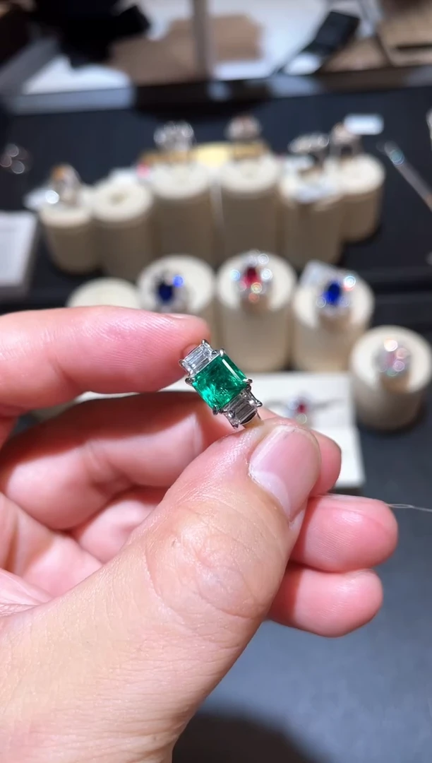 祖母绿戒指铂Pt900镶嵌1.29ct