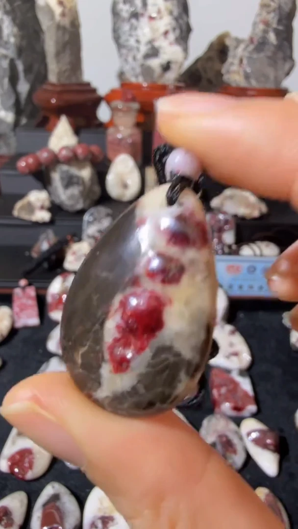 天然辰砂天然辰砂天然朱砂大晶砂随行吊坠