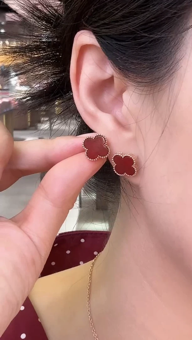 18K金镶嵌耳钉玛瑙/玉髓红花耳钉