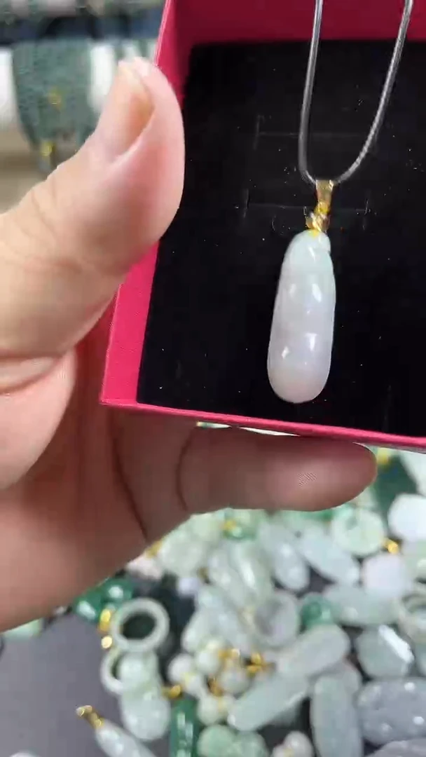颈饰未镶嵌翡翠四季豆